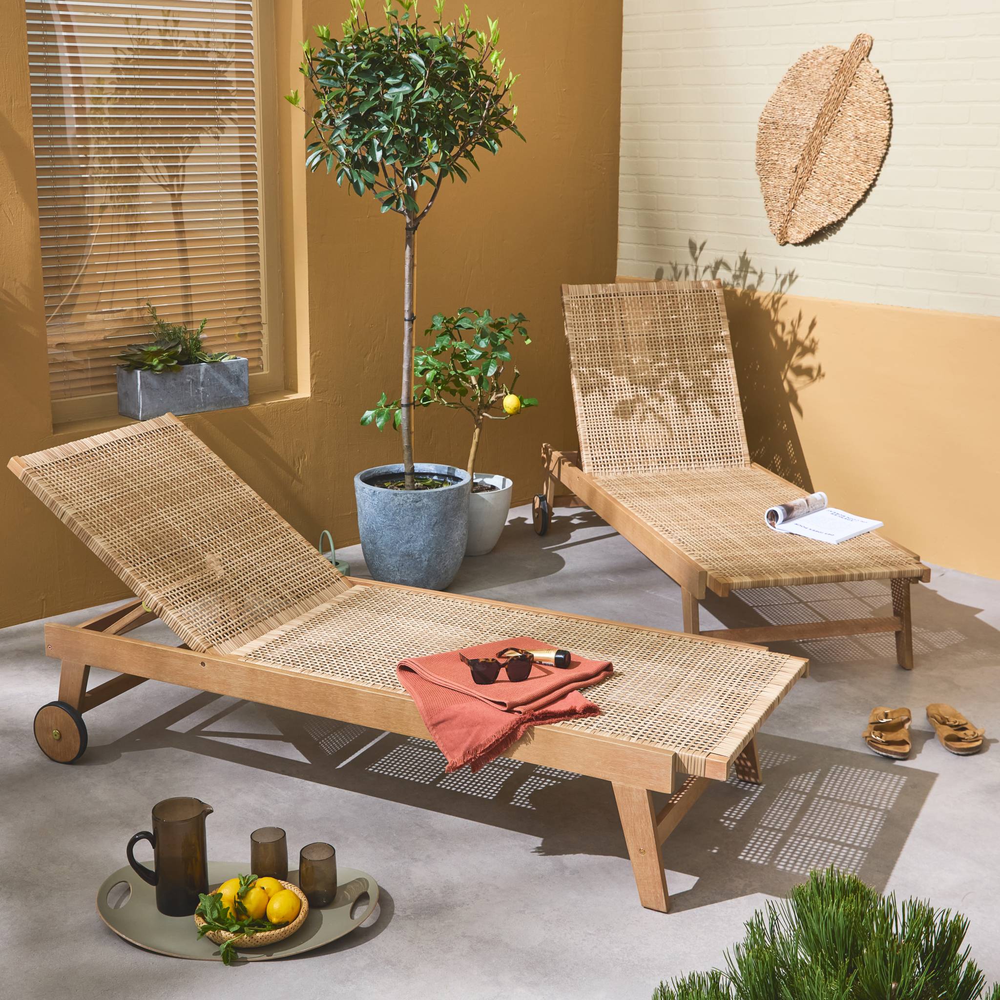 Set di 2 lettini reclinabile in legno e resina, marrone naturale