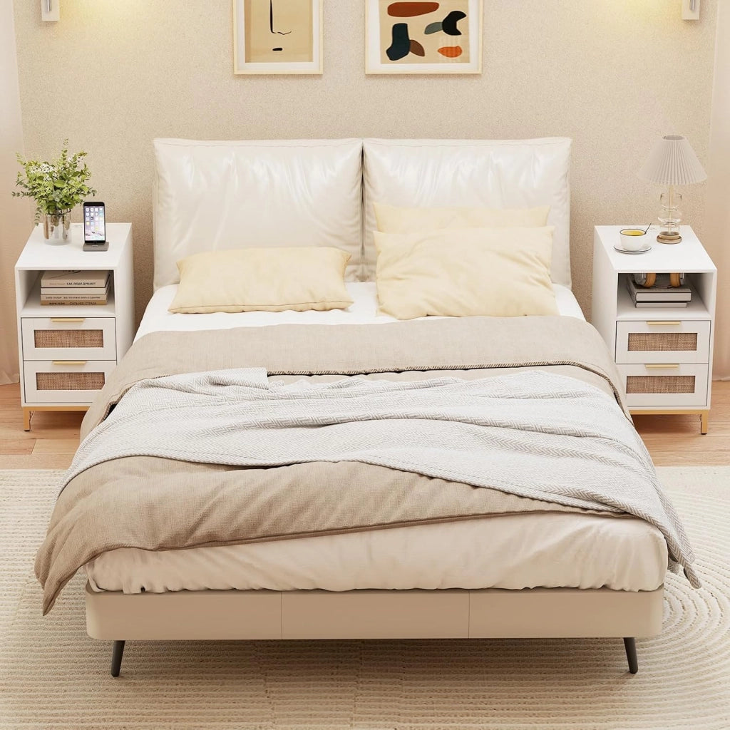 Comodino con Stazione di Ricarica Integrata, Tavolino da Notte Stile Boho in Rattan, 2 Cassetti & Ripiano Aperto, Piedini in Metallo Robusti, Mobiletto per Camera da Letto (Bianco,1)