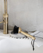 Sapone da stoviglie in bambù e polipropilene con manico ergonomico - ecologico e sostenibile Sapone da stoviglie

Specifiche tecniche: 
- Materiale: Bambù e polipropilene
- Dimensioni: [inserire dimensioni]
- Colore: [inserire colore]