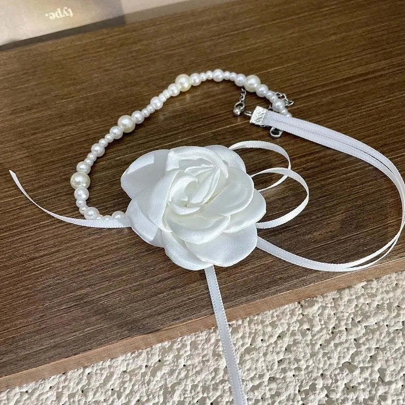 Collana girocollo vintage fatta a mano con rosa bianca, fiocco e perle, regalo di Natale o compleanno.