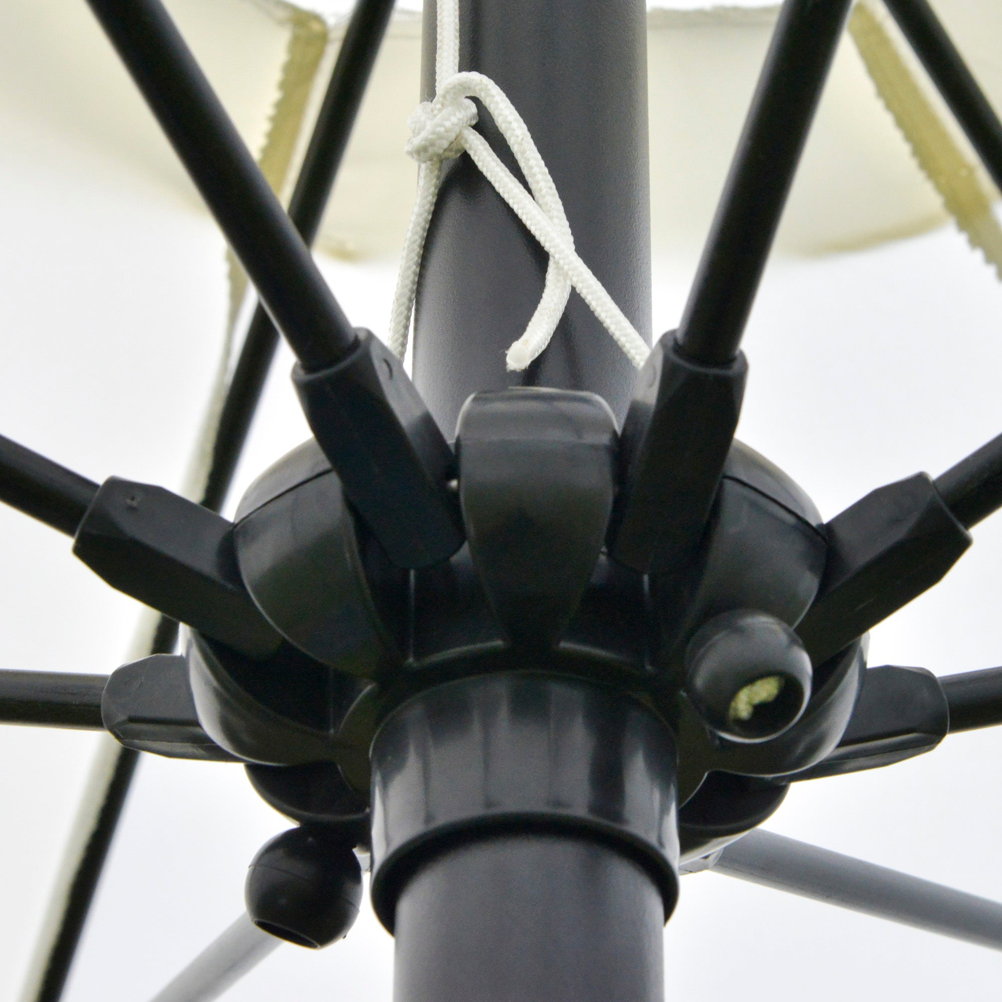 Ombrellone Rotondo e Regolabile Ø265x240 cm in Poliestere Metallo e Fibra di Vetro Crema