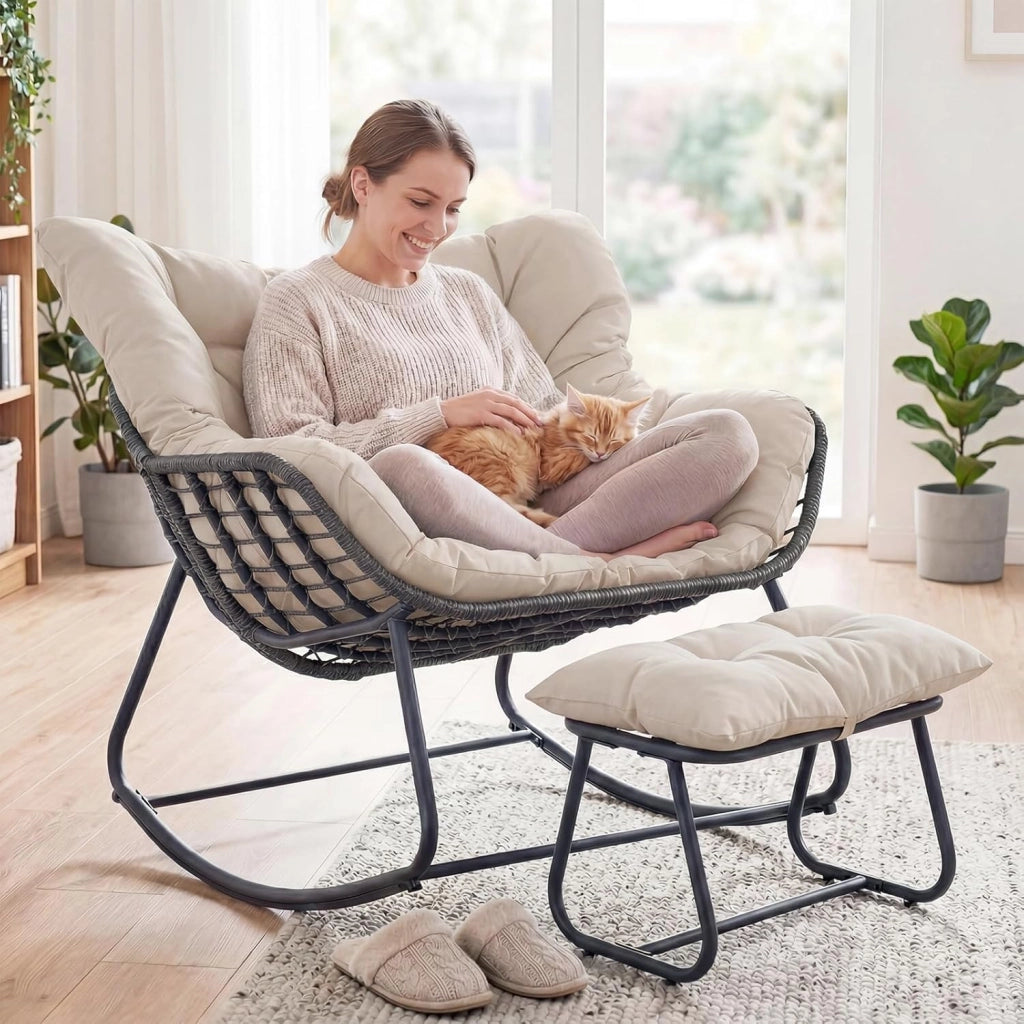 Sedia a Dondolo da Interno ed Esterno, Poltrona a Dondolo con Poggiapiedi e Cuscini Rimovibili, Poltrona Relax in Rattan con Telaio in Metallo per Soggiorno e Giardino, Portata 150 kg (Beige)