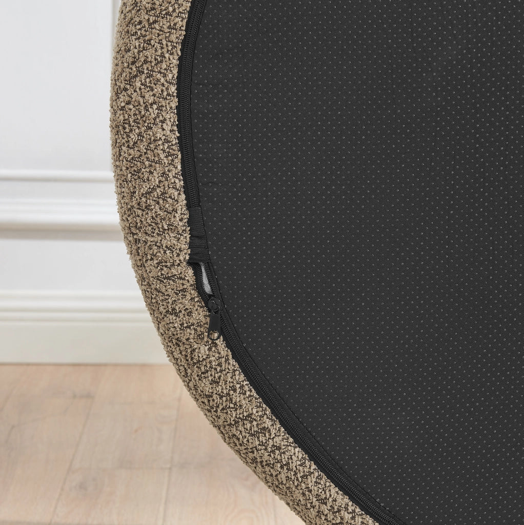 Divano minimalista in tessuto Teddy marrone con design arrotondato e cuscino di supporto