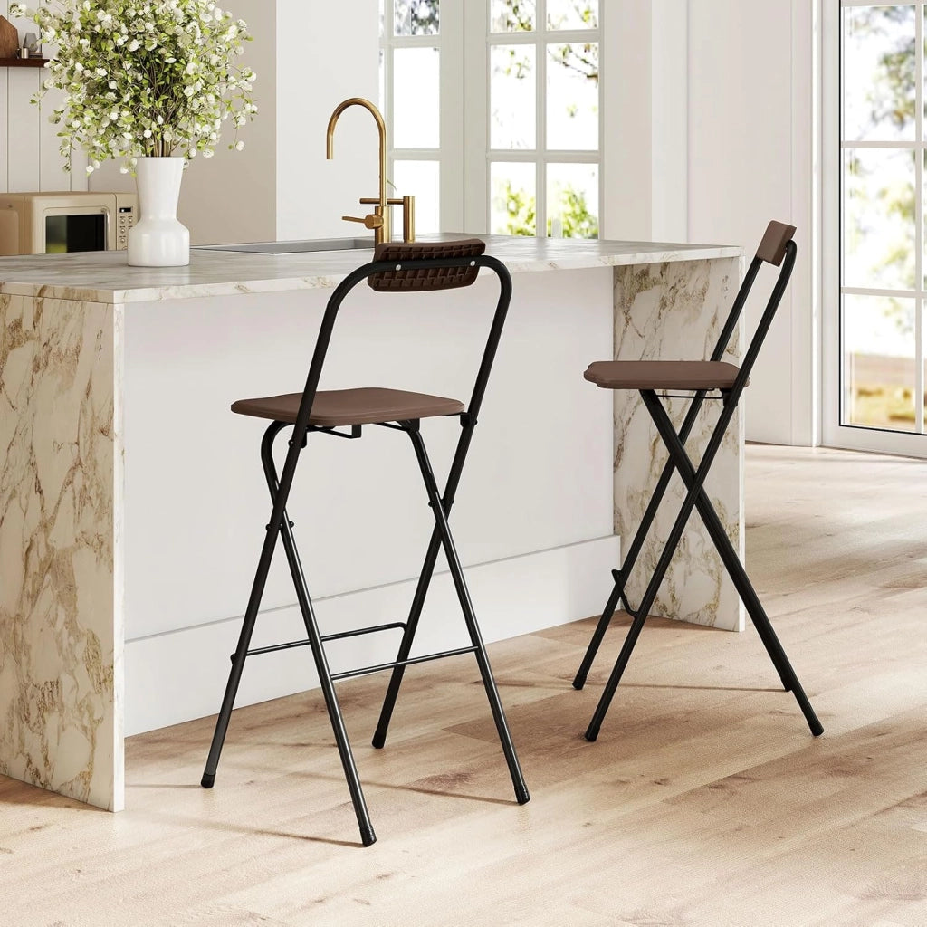 Set di 2 Sgabelli da Bar Pieghevoli, Sedia Alta con Schienale e Poggiapiedi, Struttura in Metallo, per Interno ed Esterno, Portata 150 kg (Marrone)
