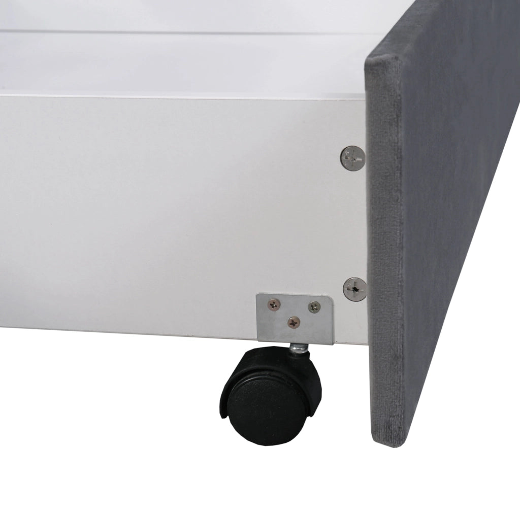 Letto matrimoniale 160x200 cm in velluto grigio con testiera alta; 2 cassetti e rete a doghe