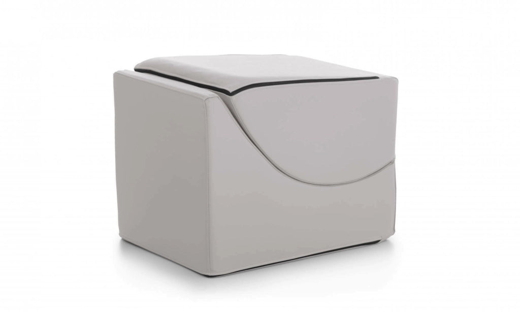 Letto pieghevole Arbil, Pouf trasformabile in letto singolo, 100% Made in Italy, Pouf trasformabile in una chaise longue in ecopelle, cm 130x50h50, Bianco