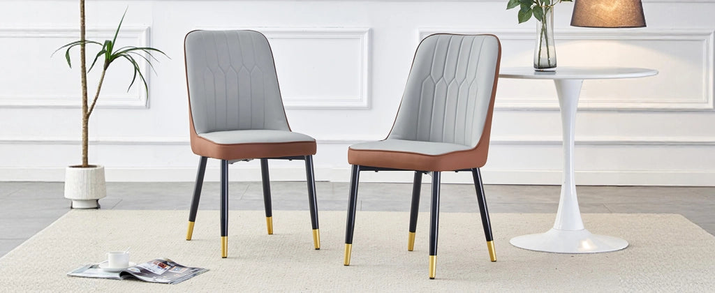 Set di due sedie da pranzo moderne e semplici, con schienale in similpelle bicolore (grigio chiaro e marrone) e gambe in metallo nero. Ideali per sale