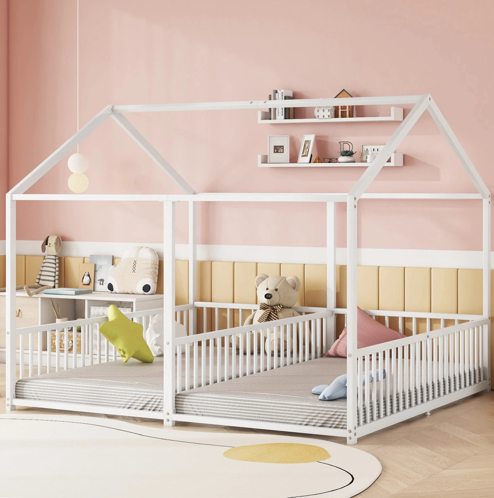 Letto per bambini in metallo a forma di casetta con sponda e scala; 90 x 200 cm; bianco