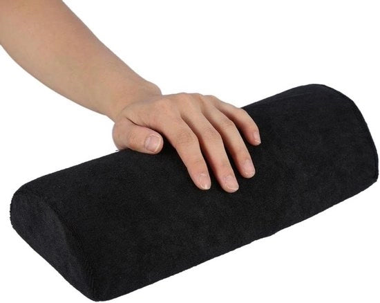 Supporto per mano morbido per manicure, decorazione e cura delle unghie in sala di bellezza.