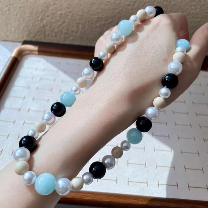 Collana fatta a mano con pietre naturali, perle blu e cristalli, regalo di Natale o di compleanno.