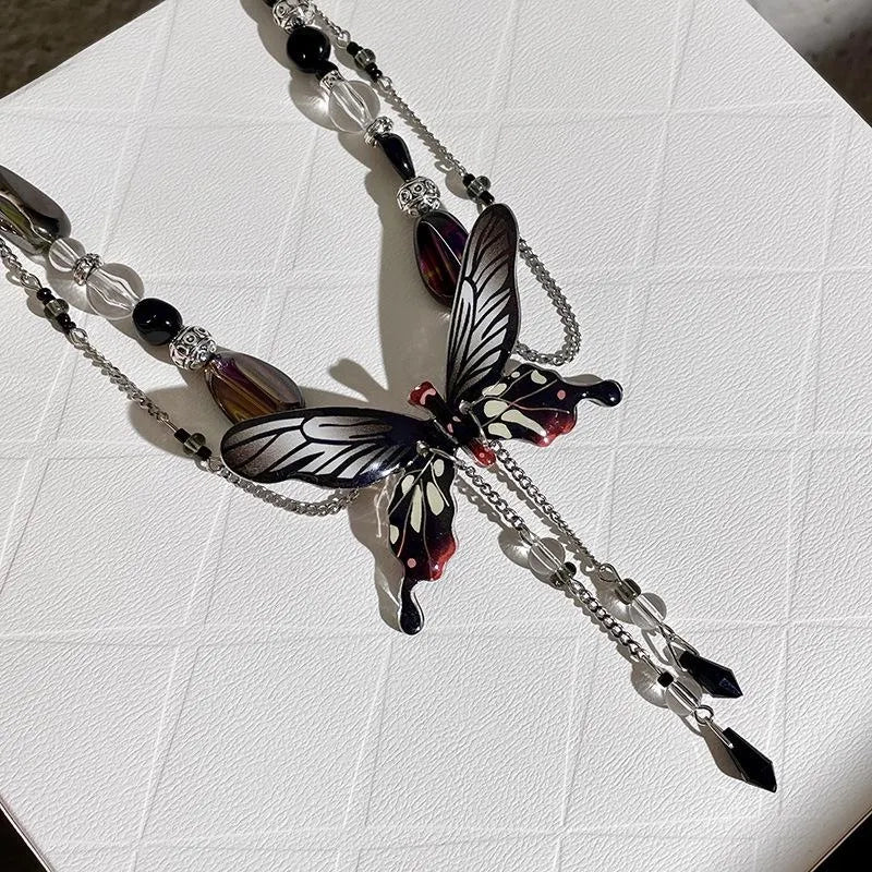 Collana con nappa a farfalla nera: gioiello fatto a mano con perline.