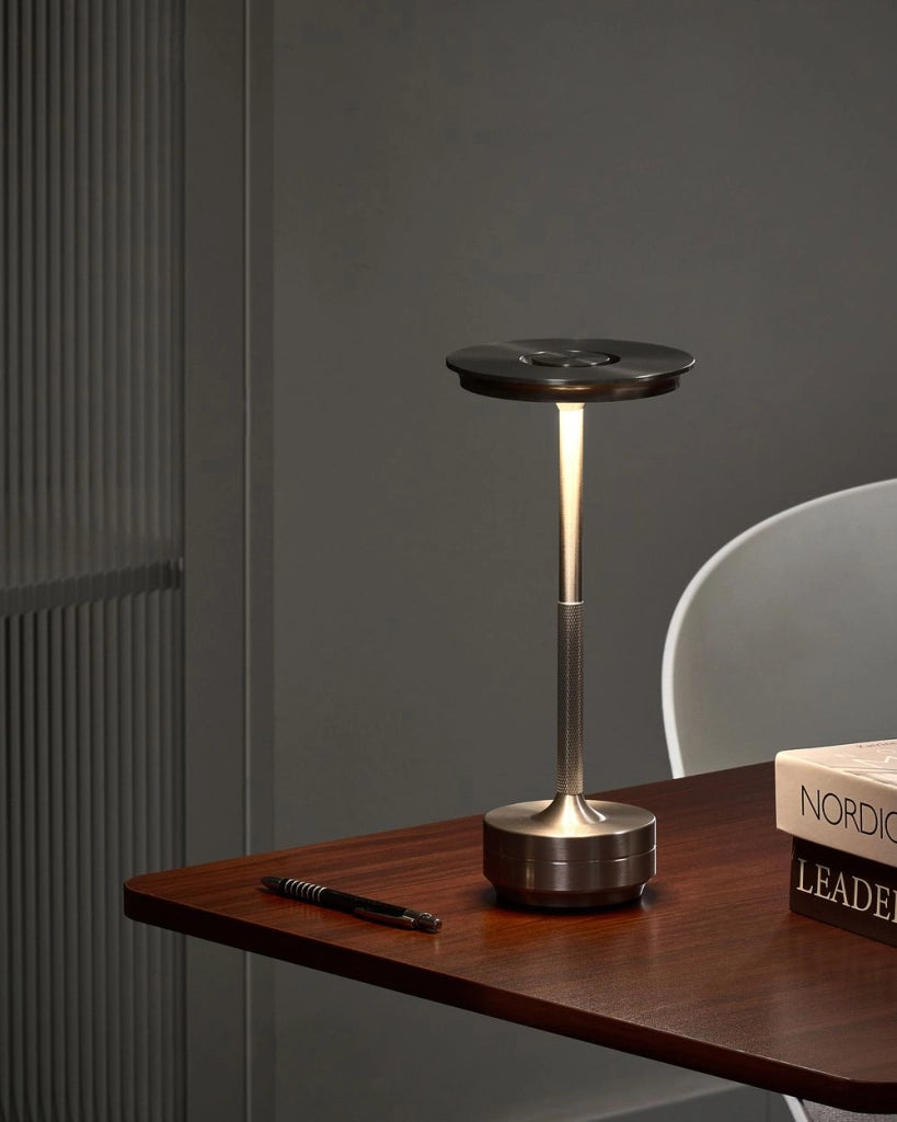 Lampada da tavolo wireless in metallo argento per interni ed esterni con porta USB C ricaricabile