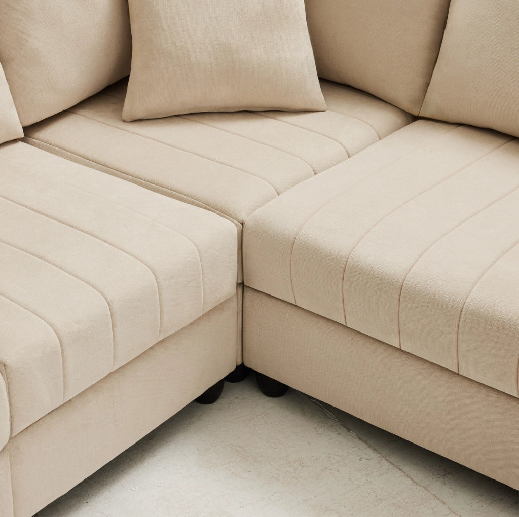 Divano modulare 5 posti beige con poggiapiedi trasformabile e molle indipendenti confortevole