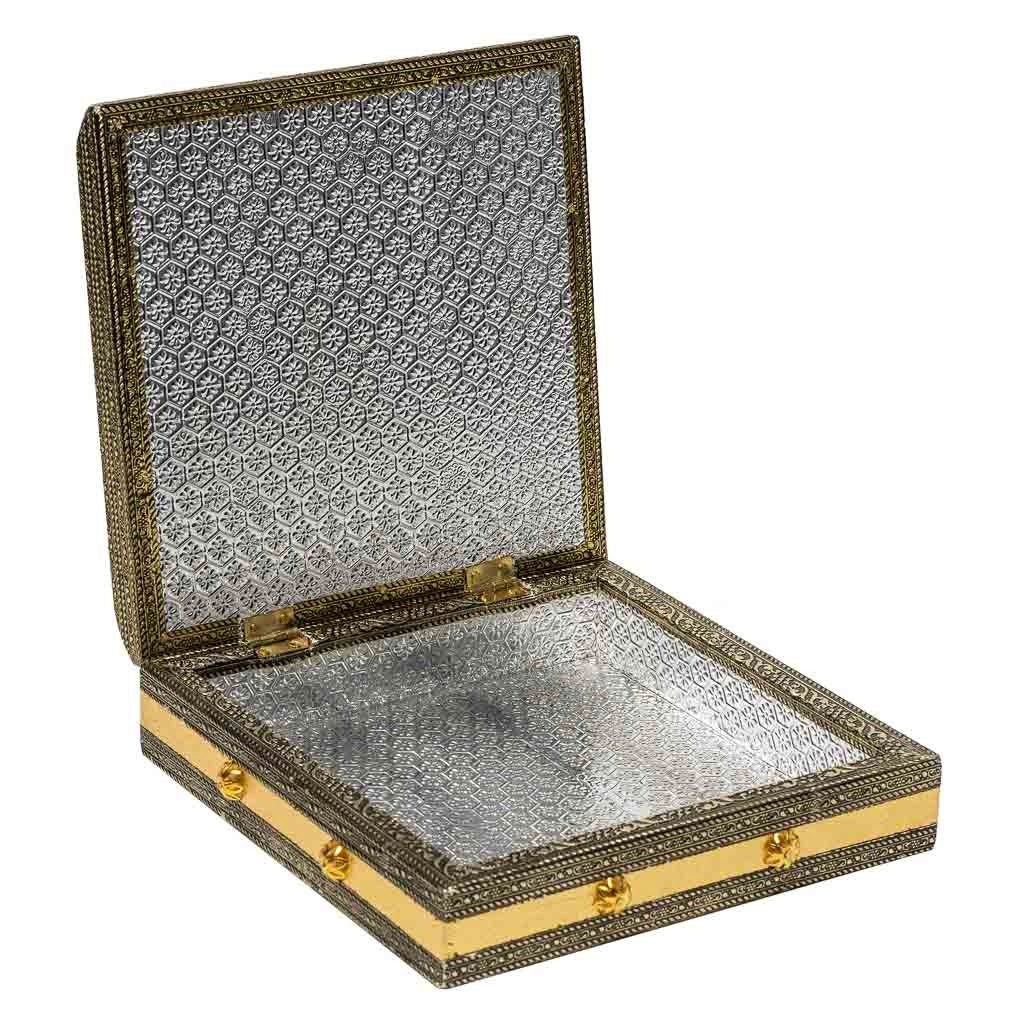 Portagioie in metallo dorato sbalzato 20x20x5h