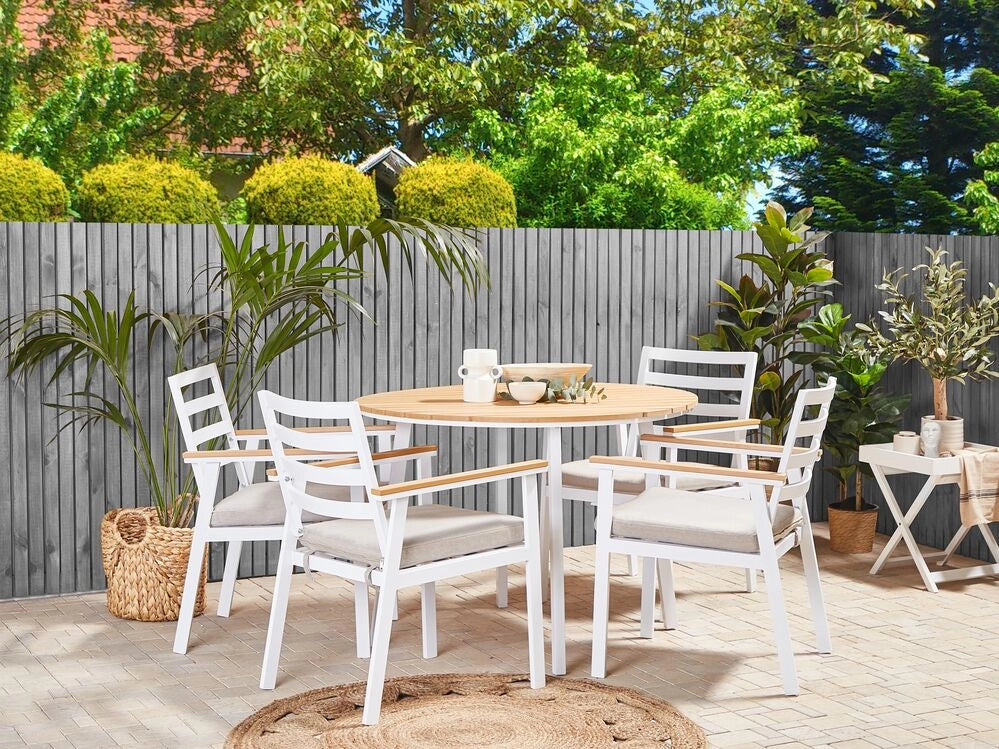 Set da pranzo all'aperto Tavolo rotondo a 4 posti in alluminio bianco da 105 cm Sedie a doghe con imbottiture per sedile beige