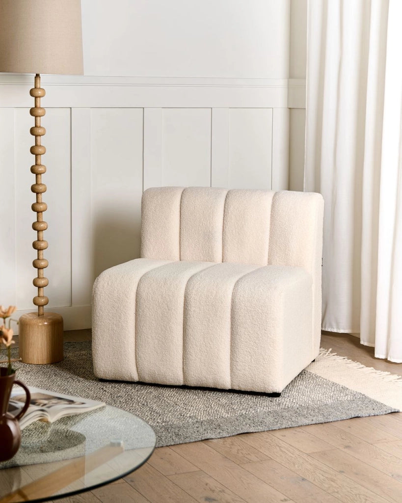 Poltrona imbottita accogliente con seduta spessa e morbida in bouclé beige chiaro stile moderno