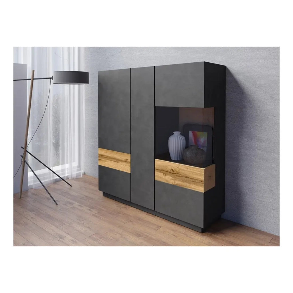 Credenza alta KILES con tre ante e illuminazione LED. Colore grigio antracite e rovere. Stile design.