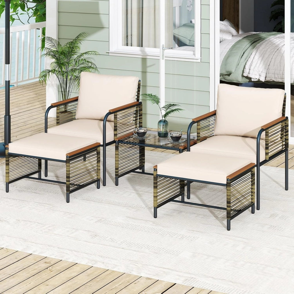 Set Conversazione da Esterno 5 Pezzi con Cuscini, Sedie in Rattan con 2 Pouf e Tavolino da Caffè in Vetro Temperato, Set di Mobili da Esterno per Balcone, Veranda, Terrazza e Giardino (Beige)