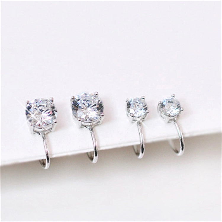 Questi orecchini a clip minimalisti con zirconi emanano eleganza e brillantezza, perfetti per chi non ha i lobi forati.