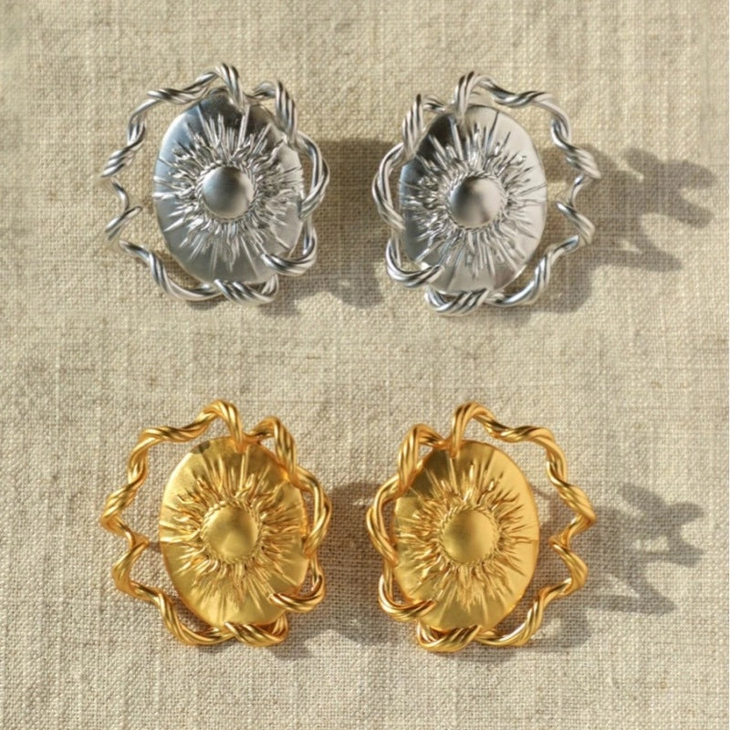 Orecchini estivi traforati a forma di girasole con nodo di corda