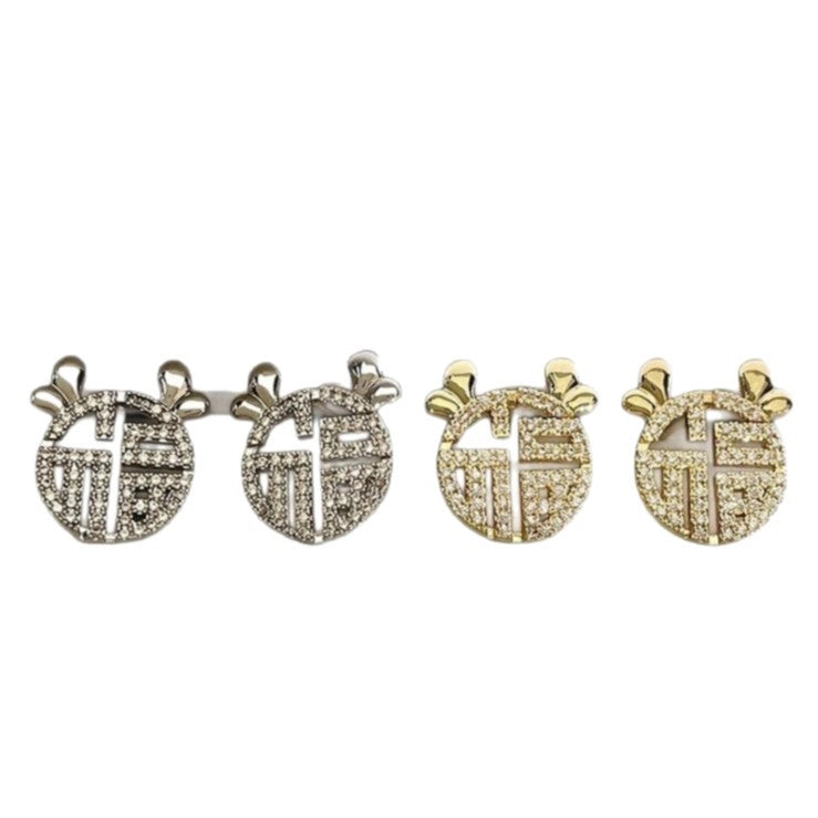 Orecchini a spillo in argento sterling S925 con cuore in zirconi microincastonati e disegno traforato del carattere "Fu".