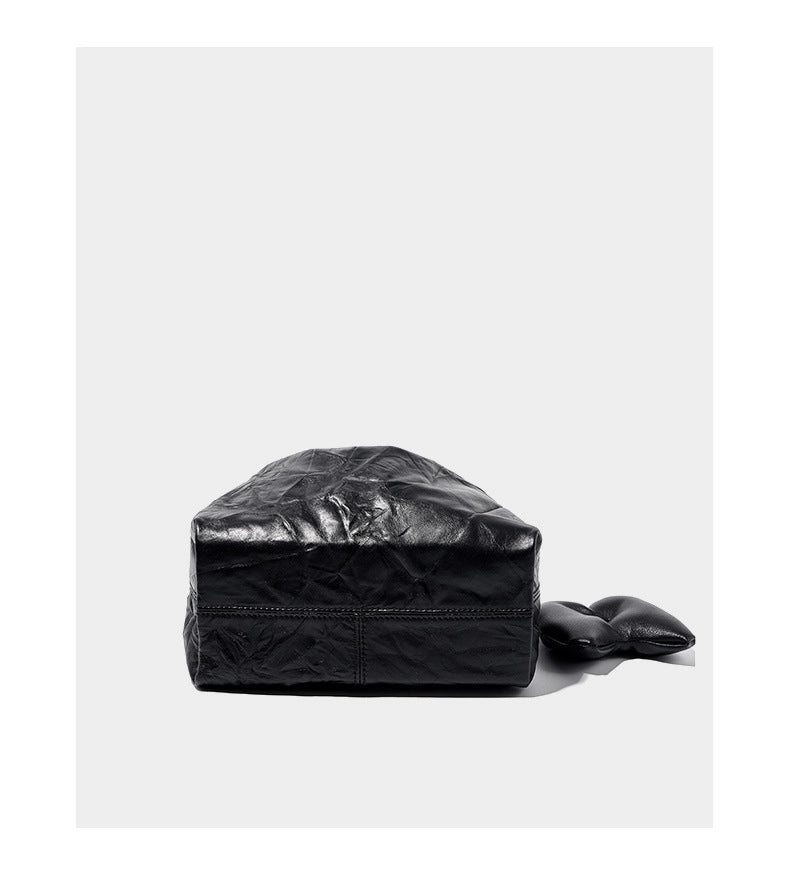 Borsa a tracolla diagonale da donna in pelle di vacchetta stropicciata, nera, modello a ravioli.