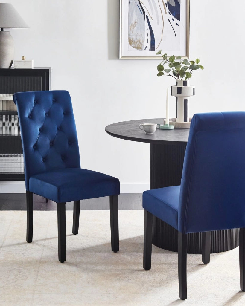 Set di 2 sedie da pranzo in velluto blu, legno di gomma, gambe nere, bottoni e piedistalli