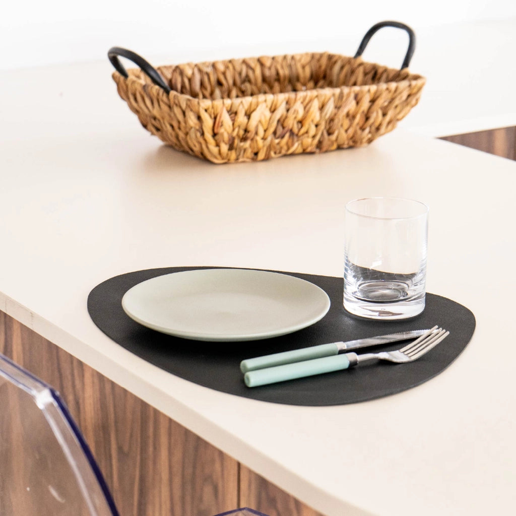 Set di 4 Tovagliette Americane in Similpelle – Eleganti, Antimacchia, Antiscivolo, Impermeabili, Termoresistenti e Lavabili – Utilizzabili da Entrambi i Lati, Ideali per Tavolo da Pranzo o Cucina Nero