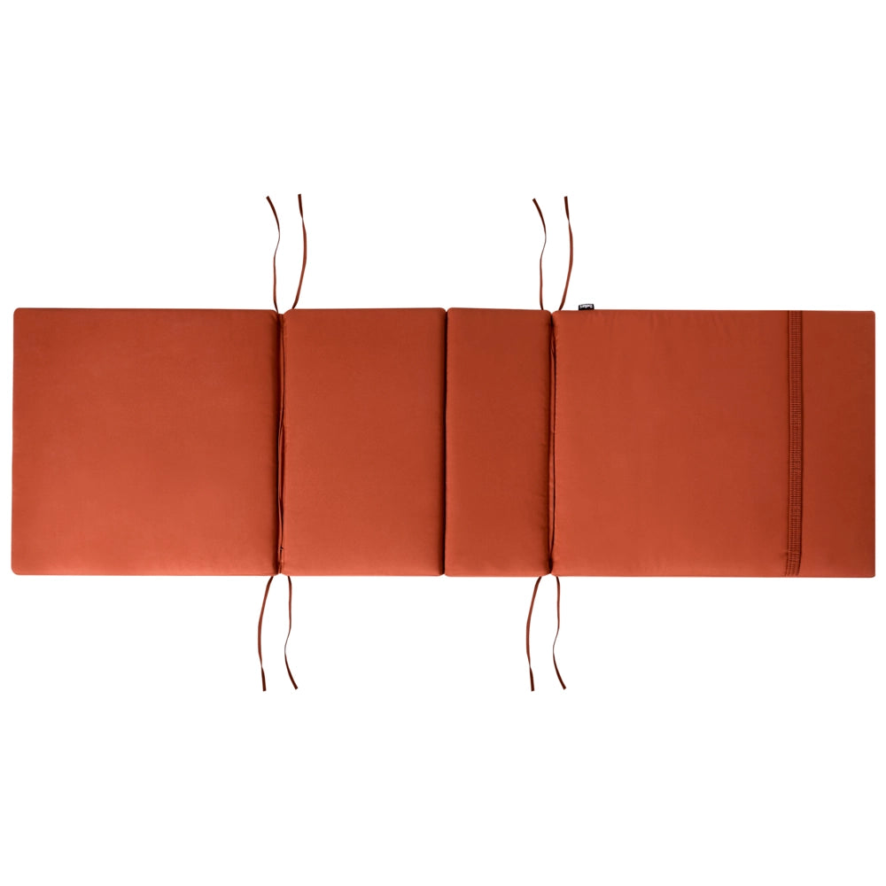 Lettino prendisole da esterno in legno di acacia scuro con cuscino rosso stile rustico giardino terrazzo