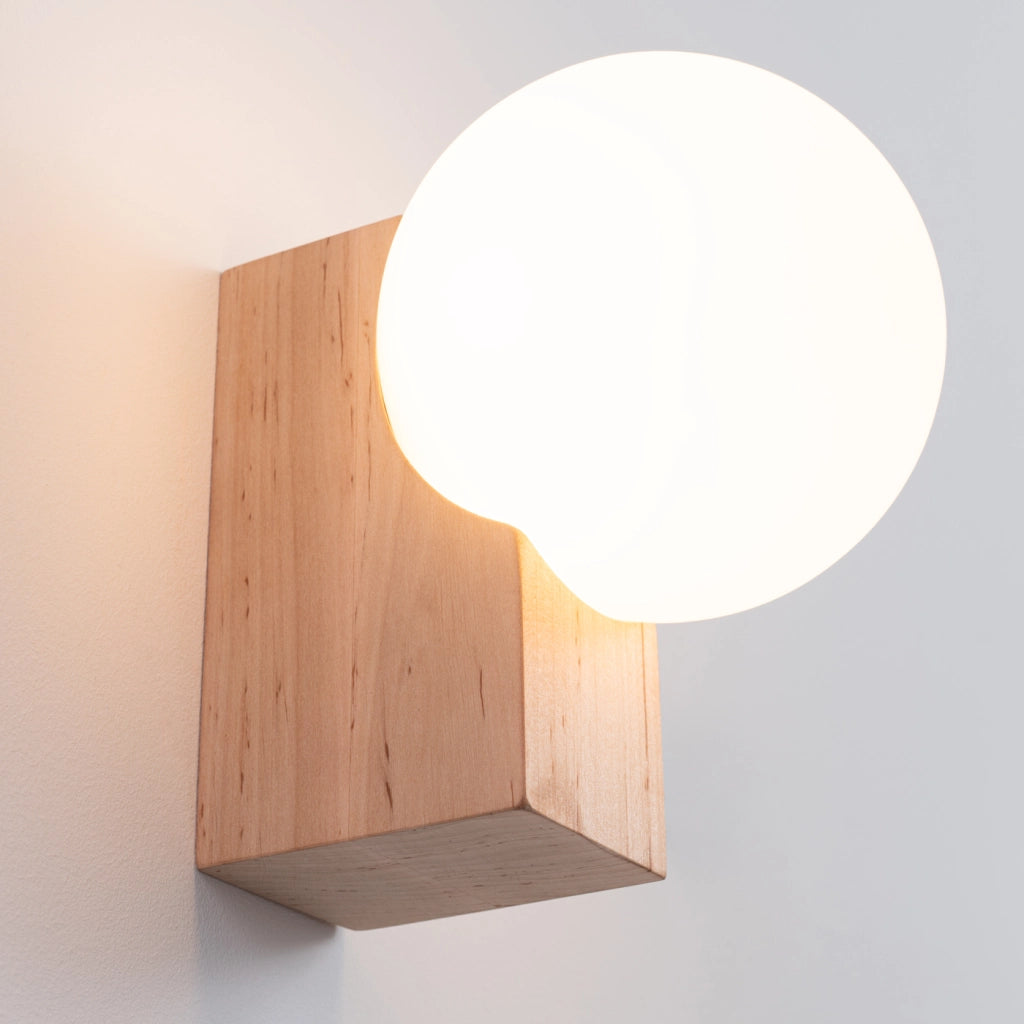 Lampada da parete BULBO in legno naturale