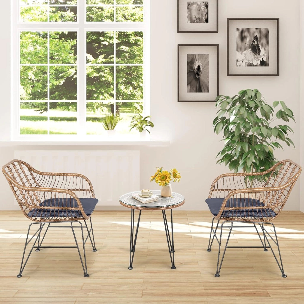 Mobili da Esterno in Vimini con Tavolo Rotondo in Vetro Temperato e 2 Poltrone in Rattan e Cuscini Morbidi, Tavolo e Sedie Moderni per Veranda, Cortile, Giardino e Piscina