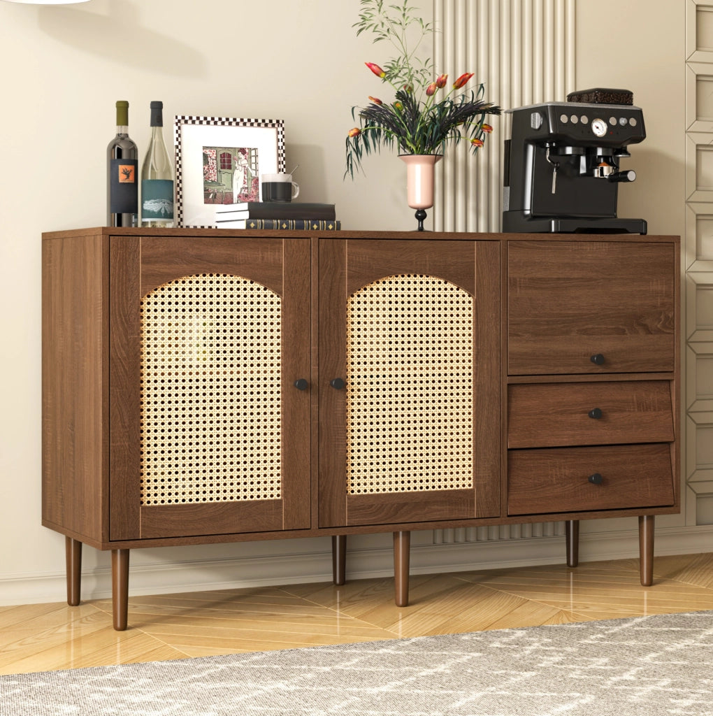 Credenza 130x75.5x40 cm con ante effetto rattan e ripiani regolabili; pannello truciolare
