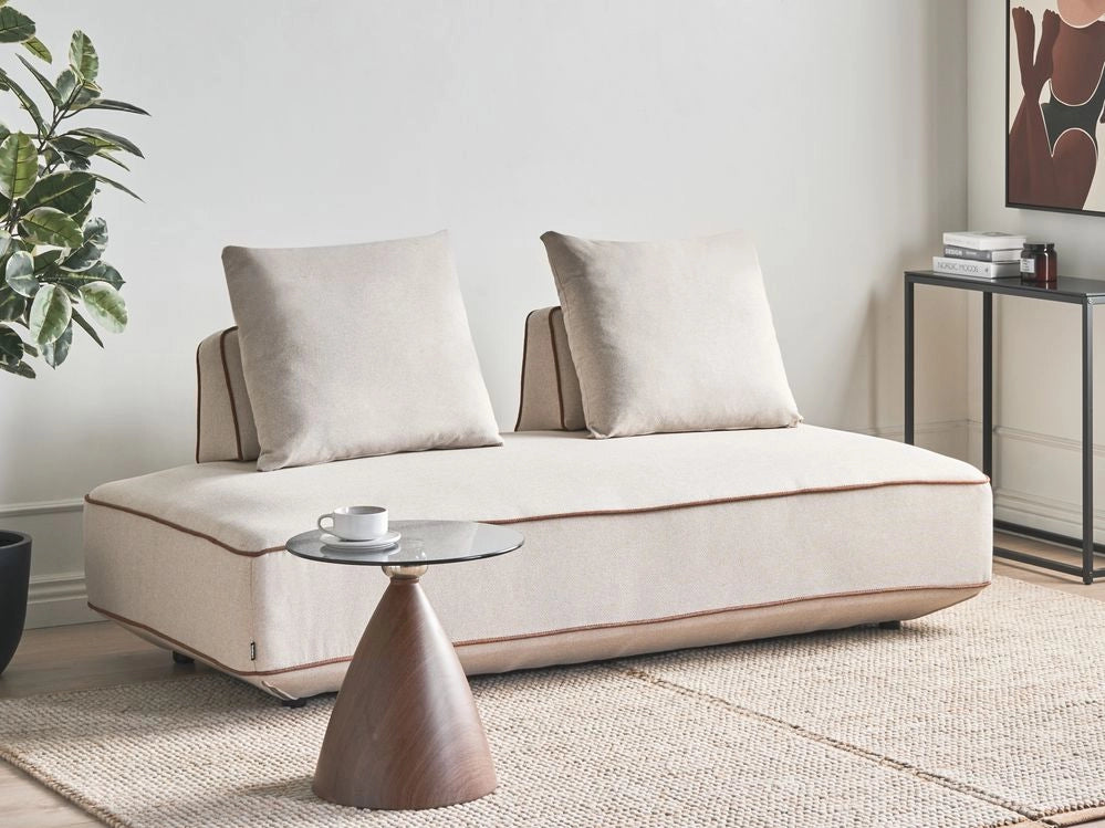 Chaise imbottita beige chiaro con cuscini da salotto confortevole stile moderno