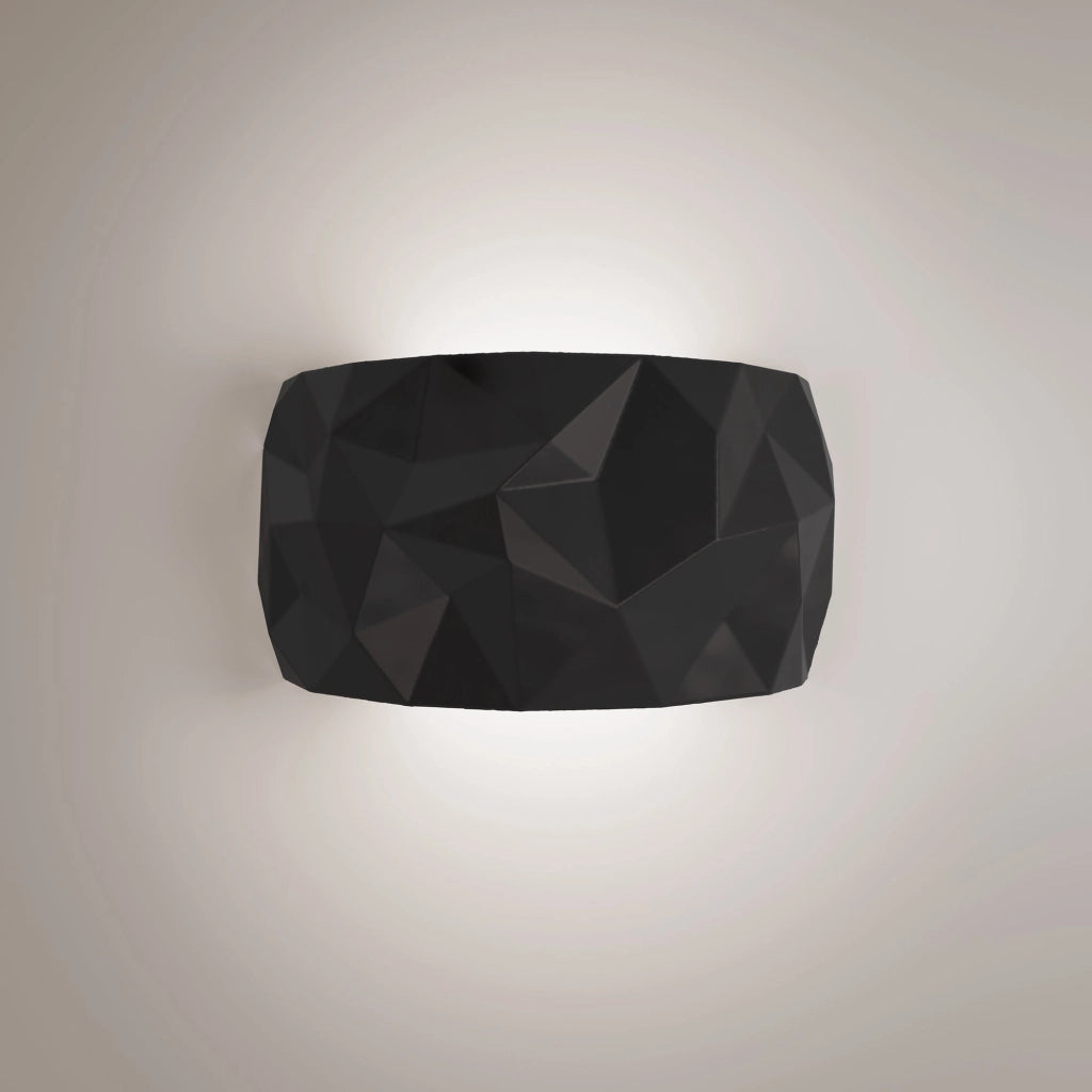 Lampada da parete Angled in ceramica nera con diffusore a geometria prismatica, tecnologia LED integrata dimmerabile e temperatura luce selezionabile
