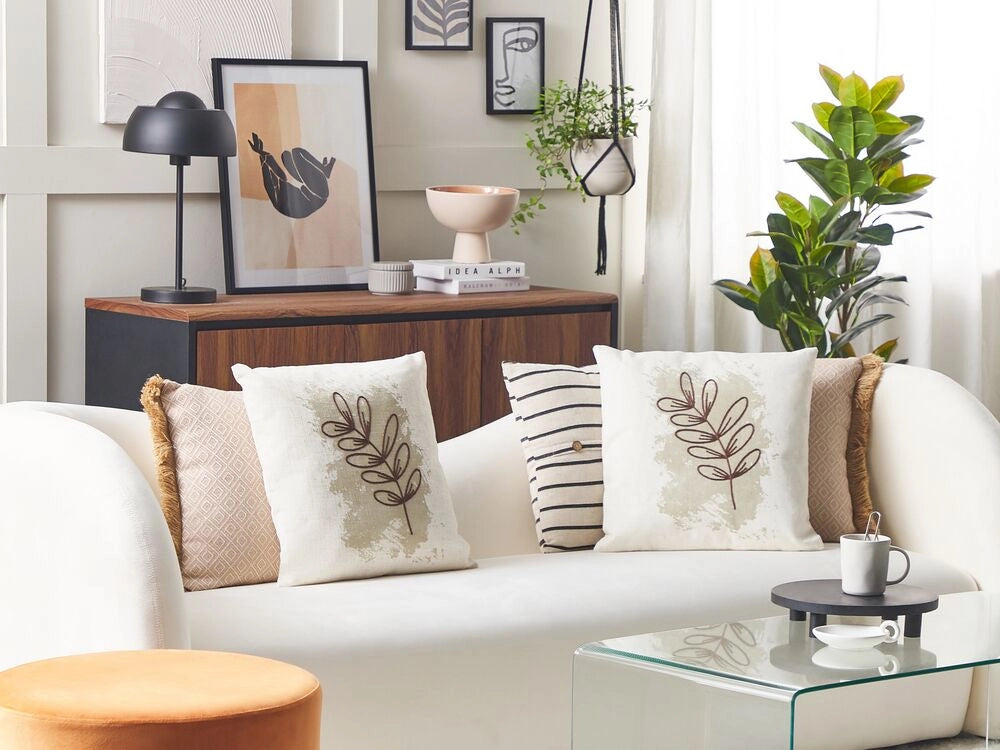 Set di 2 cuscini in misto poliestere beige 45 x 45 cm decorativo morbido accessorio per la casa foglia ricamata