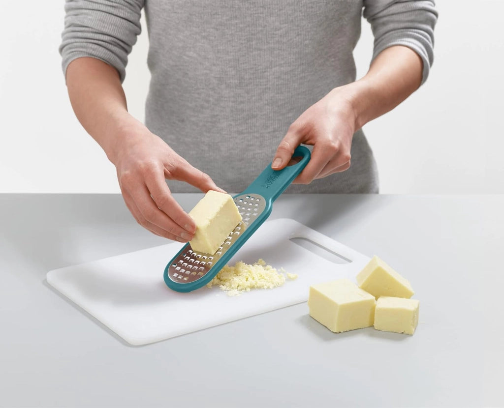 Joseph Joseph Duo Set di grattugie da cucina, 2 pezzi, grattugia formaggio e verdura, gratta limoni e agrumi manuale, fori larghi e fini, azzurro/verde