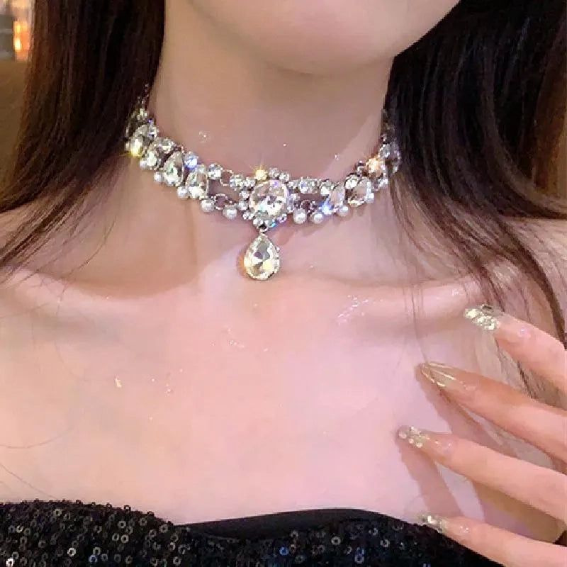 Collana barocca con diamanti realizzata a mano: un regalo scintillante al chiaro di luna.