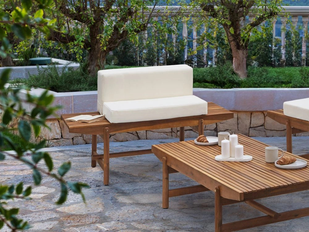 Panchina da giardino in legno di acacia chiaro 135 cm con cuscini bianco sporco Design rustico per esterni Patio Balcone
