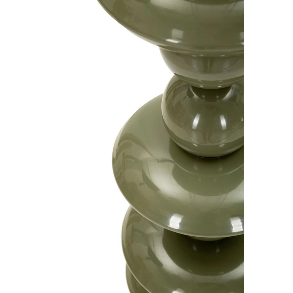 Lampada da terra in metallo verde intenso con paralume intagliato