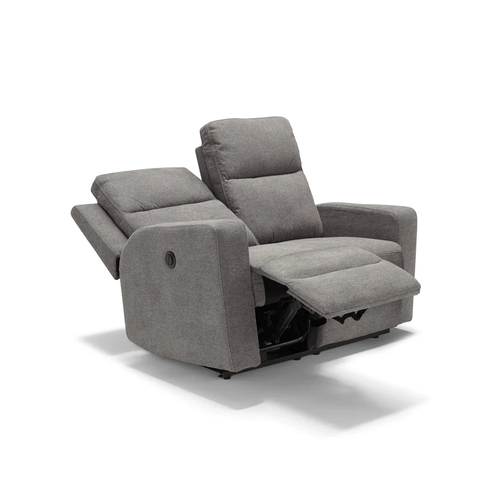 Divano reclinabile motorizzato Cesena a 2 posti reclinabili in maniera indipendente, con Kit Batteria massima imbottitura, design adatto per ambienti classici e moderni, colore Grigio