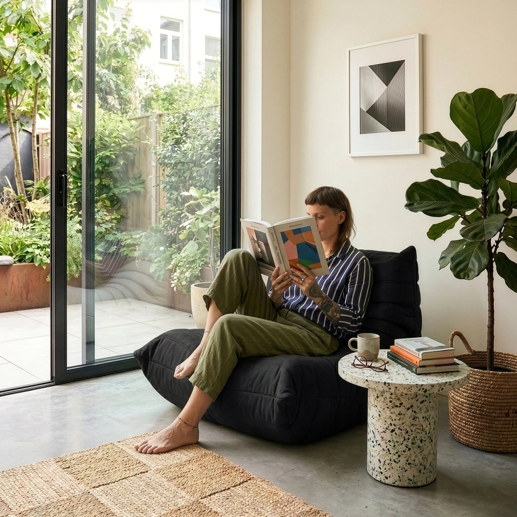 Poltrona Bassa Imbottita Kodsø con Rivestimento in Microfibra 75x90x100 cm - Nero [en.casa]