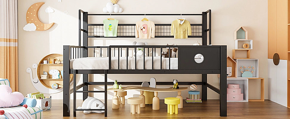 Letto a castello basso per bambini 90x200 cm con struttura in metallo, sbarre di sicurezza, appendiabiti e ripiano in rete, Nero