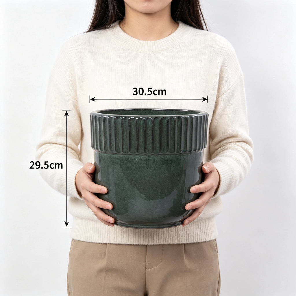 Fioriera in ceramica artigianale con finitura lucida verde scuro e scanalature verticali bordo Ø 30,5 cm per interni e esterni