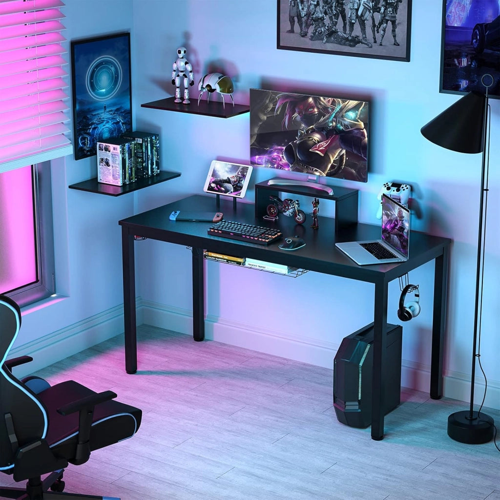 Scrivania da Gaming da 140 cm, Scrivania Ergonomica con Portabicchieri, Mensola per Monitor, Gancio per Cuffie, Cestino Portaoggetti, Scaffale per Supporti Multimediali e Piedini Regolabili