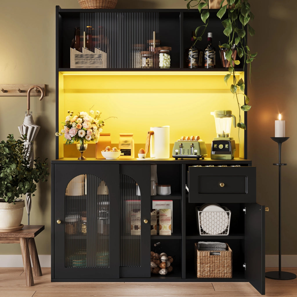 Credenza 120x35x167 cm con LED controllato da app; ripiani regolabili; vetro scorrevole; MDF e PB; nero