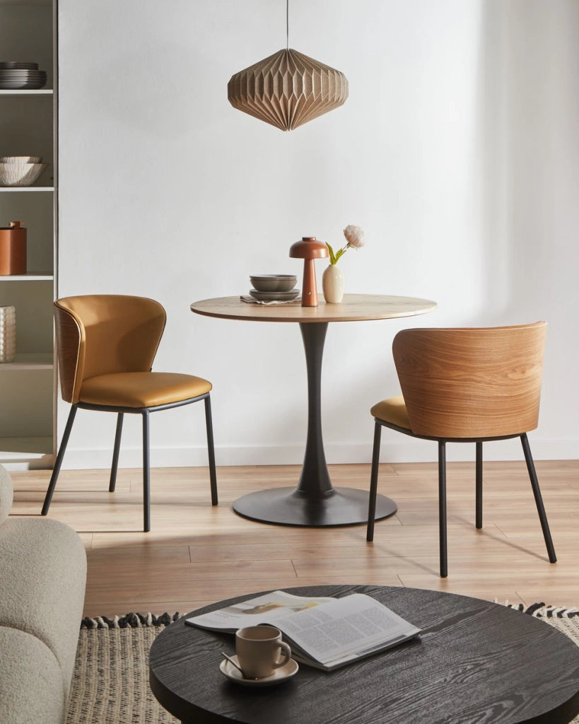 Set di 2 sedie da pranzo in ecopelle marrone con gambe in ferro nero senza braccioli con coprigambe design moderno minimalista sala da pranzo