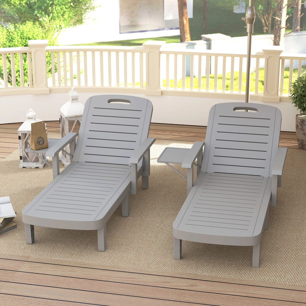 Set 2 Lettini da Giardino Regolabili 79x158x88 cm con Tavolino Pieghevole in Polipropilene Grigio Chiaro