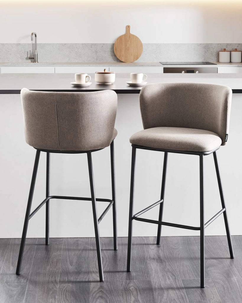 Set di 2 sedie da bar Rivestimento in bouclé tortora Gambe in metallo nero Sgabelli senza braccioli Schienale curvo Sala da pranzo moderna Cucina