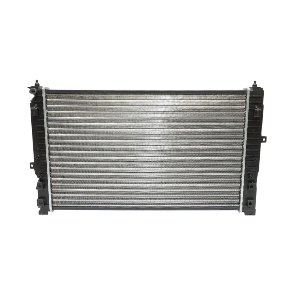 Radiatore raffreddamento acqua motore – Audi, Skoda, VW (motori 1.6 – 2.3 L) Dimensioni: 396 × 635 × 32 mm Codici OEM compatibili: 8D0121251AJ, 8D0121251AT, 8D0121251BJ, 8D0121251Q, 58259, 1924001977