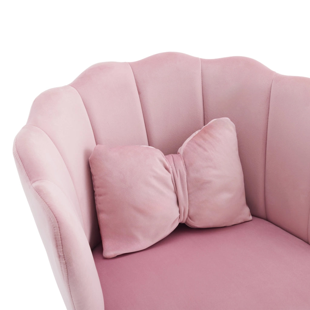 Poltrona con schienale a petalo e cuscino in velluto rosa